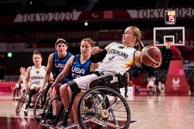 Tokyo 2020 Paralympic Games (Rollstuhlbasketball), 04.09.2021 TOKYO, JAPAN 04. September - Rollstuhlbasketball, Spiel um Bronze Deutschland gegen USA Damen, an Tag 11 der Tokyo 2020 Paralympic Games am 04.09.2021 in der Ariake Arena in Tokyo Japan. Natalie Schneider ( 8, USA), Courtney Ryan ( 55, USA), Mareike Miller ( 4, Deutschland) Copyright: xBEAUTIFULxSPORTS Wunderlx