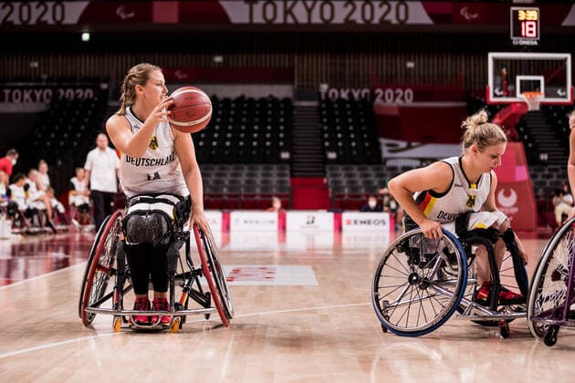 Tokyo 2020 Paralympic Games (Rollstuhlbasketball), 04.09.2021 TOKYO, JAPAN 04. September - Rollstuhlbasketball, Spiel um Bronze Deutschland gegen USA Damen, an Tag 11 der Tokyo 2020 Paralympic Games am 04.09.2021 in der Ariake Arena in Tokyo Japan. Lena Knippelmeyer ( 14, Deutschland), Catharina Weiss ( 6, Deutschland) Copyright: xBEAUTIFULxSPORTS Wunderlx