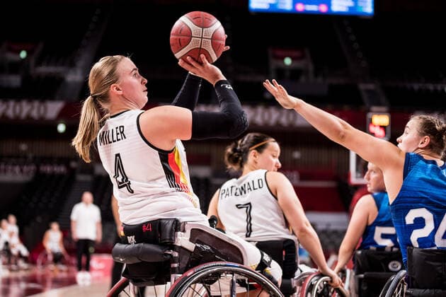 Tokyo 2020 Paralympic Games (Rollstuhlbasketball), 04.09.2021 TOKYO, JAPAN 04. September - Rollstuhlbasketball, Spiel um Bronze Deutschland gegen USA Damen, an Tag 11 der Tokyo 2020 Paralympic Games am 04.09.2021 in der Ariake Arena in Tokyo Japan. Mareike Miller ( 4, Deutschland), Lindsey Zurbrugg ( 24, USA) Copyright: xBEAUTIFULxSPORTS Wunderlx
