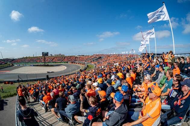Zandvoort - 04-09-2021, CM.com Circuit Zandvoort, Formula 1 Dutch Grand Prix at the CM.com Circuit Zandvoort , Saturday , Hans Ernst Chicane and stadium area full of orange fans Formula 1 Dutch Grand Prix - Saturday  x13288852x Copyright:
