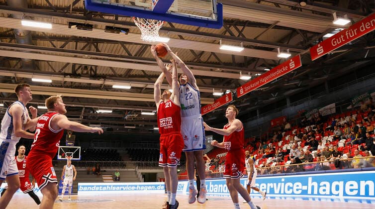 03.09.2021, Basketball, REWE Cup 2021, Vorrunde, Fraport Skyliners - JobStairs Giessen 46er, GER, Hagen, Krollmann Arena Bild: v. li. Florian Koch (Giessen 46ers) und Brooks DeBisschop (Fraport Skyliners) DFL REGULATIONS PROHIBIT ANY USE OF PHOTOGRAPHS AS IMAGE SEQUENCES AND OR QUASI-VIDEO. Copyright: HMBxMedia xHeikoxBecker
