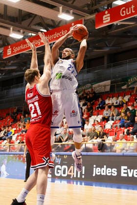 03.09.2021, Basketball, REWE Cup 2021, Vorrunde, Fraport Skyliners - JobStairs Giessen 46er, GER, Hagen, Krollmann Arena Bild: v. li. Florian Koch (Giessen 46ers) und Rasheed Moore (Fraport Skyliners) DFL REGULATIONS PROHIBIT ANY USE OF PHOTOGRAPHS AS IMAGE SEQUENCES AND OR QUASI-VIDEO. Copyright: HMBxMedia xHeikoxBecker