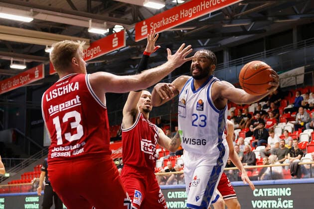 03.09.2021, Basketball, REWE Cup 2021, Vorrunde, Fraport Skyliners - JobStairs Giessen 46er, GER, Hagen, Krollmann Arena Bild: v. li. Johannes Lischka (Giessen 46ers), Kyan Anderson (Giessen 46ers) und Quantez Robertson (Fraport Skyliners) DFL REGULATIONS PROHIBIT ANY USE OF PHOTOGRAPHS AS IMAGE SEQUENCES AND OR QUASI-VIDEO. Copyright: HMBxMedia xHeikoxBecker