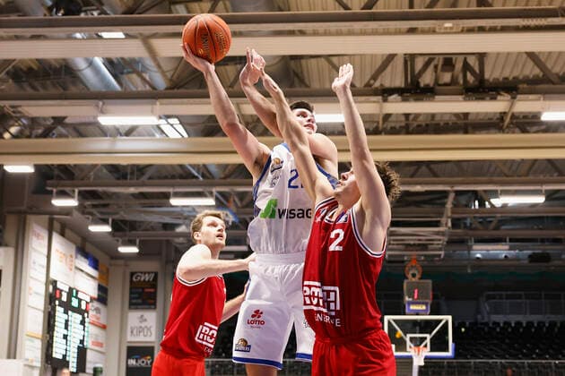 03.09.2021, Basketball, REWE Cup 2021, Vorrunde, Fraport Skyliners - JobStairs Giessen 46er, GER, Hagen, Krollmann Arena Bild: v. li. Florian Koch (Giessen 46ers), Brooks DeBisschop (Fraport Skyliners) und Dennis Daniel Nawrocki (Giessen 46ers) DFL REGULATIONS PROHIBIT ANY USE OF PHOTOGRAPHS AS IMAGE SEQUENCES AND OR QUASI-VIDEO. Copyright: HMBxMedia xHeikoxBecker
