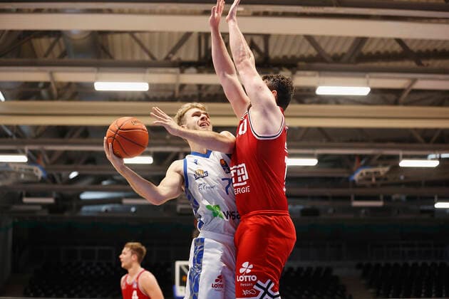 03.09.2021, Basketball, REWE Cup 2021, Vorrunde, Fraport Skyliners - JobStairs Giessen 46er, GER, Hagen, Krollmann Arena Bild: v. li. Felix Hecker (Fraport Skyliners) und Tim Uhlemann (Giessen 46ers) DFL REGULATIONS PROHIBIT ANY USE OF PHOTOGRAPHS AS IMAGE SEQUENCES AND OR QUASI-VIDEO. Copyright: HMBxMedia xHeikoxBecker