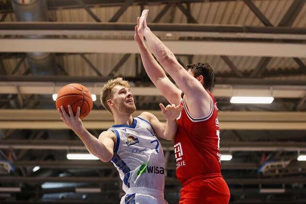 03.09.2021, Basketball, REWE Cup 2021, Vorrunde, Fraport Skyliners - JobStairs Giessen 46er, GER, Hagen, Krollmann Arena Bild: v. li. Felix Hecker (Fraport Skyliners) und Tim Uhlemann (Giessen 46ers) DFL REGULATIONS PROHIBIT ANY USE OF PHOTOGRAPHS AS IMAGE SEQUENCES AND OR QUASI-VIDEO. Copyright: HMBxMedia xHeikoxBecker