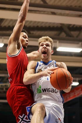 03.09.2021, Basketball, REWE Cup 2021, Vorrunde, Fraport Skyliners - JobStairs Giessen 46er, GER, Hagen, Krollmann Arena Bild: v. li. Maximilian Maalik Begue (Giessen 46ers) und Felix Hecker (Fraport Skyliners) DFL REGULATIONS PROHIBIT ANY USE OF PHOTOGRAPHS AS IMAGE SEQUENCES AND OR QUASI-VIDEO. Copyright: HMBxMedia xHeikoxBecker