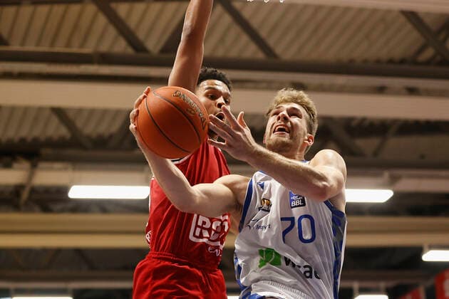 03.09.2021, Basketball, REWE Cup 2021, Vorrunde, Fraport Skyliners - JobStairs Giessen 46er, GER, Hagen, Krollmann Arena Bild: v. li. Maximilian Maalik Begue (Giessen 46ers) und Felix Hecker (Fraport Skyliners) DFL REGULATIONS PROHIBIT ANY USE OF PHOTOGRAPHS AS IMAGE SEQUENCES AND OR QUASI-VIDEO. Copyright: HMBxMedia xHeikoxBecker