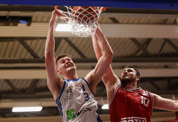 03.09.2021, Basketball, REWE Cup 2021, Vorrunde, Fraport Skyliners - JobStairs Giessen 46er, GER, Hagen, Krollmann Arena Bild: v. li. Matt Haarms (Fraport Skyliners) und Tim Uhlemann (Giessen 46ers) DFL REGULATIONS PROHIBIT ANY USE OF PHOTOGRAPHS AS IMAGE SEQUENCES AND OR QUASI-VIDEO. Copyright: HMBxMedia xHeikoxBecker