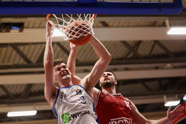 03.09.2021, Basketball, REWE Cup 2021, Vorrunde, Fraport Skyliners - JobStairs Giessen 46er, GER, Hagen, Krollmann Arena Bild: v. li. Matt Haarms (Fraport Skyliners) und Tim Uhlemann (Giessen 46ers) DFL REGULATIONS PROHIBIT ANY USE OF PHOTOGRAPHS AS IMAGE SEQUENCES AND OR QUASI-VIDEO. Copyright: HMBxMedia xHeikoxBecker