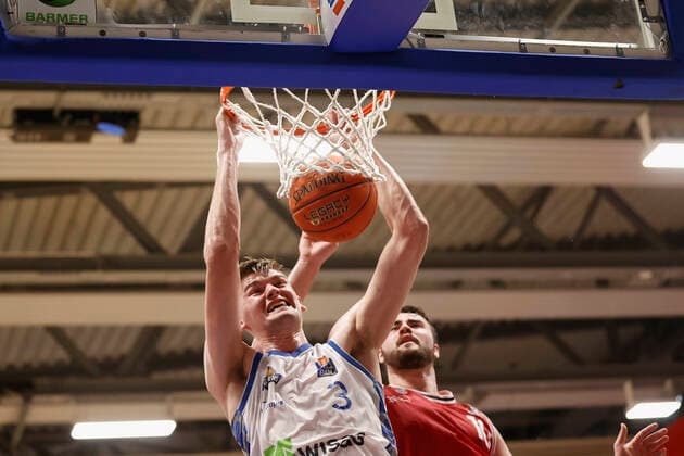 03.09.2021, Basketball, REWE Cup 2021, Vorrunde, Fraport Skyliners - JobStairs Giessen 46er, GER, Hagen, Krollmann Arena Bild: v. li. Matt Haarms (Fraport Skyliners) und Tim Uhlemann (Giessen 46ers) DFL REGULATIONS PROHIBIT ANY USE OF PHOTOGRAPHS AS IMAGE SEQUENCES AND OR QUASI-VIDEO. Copyright: HMBxMedia xHeikoxBecker