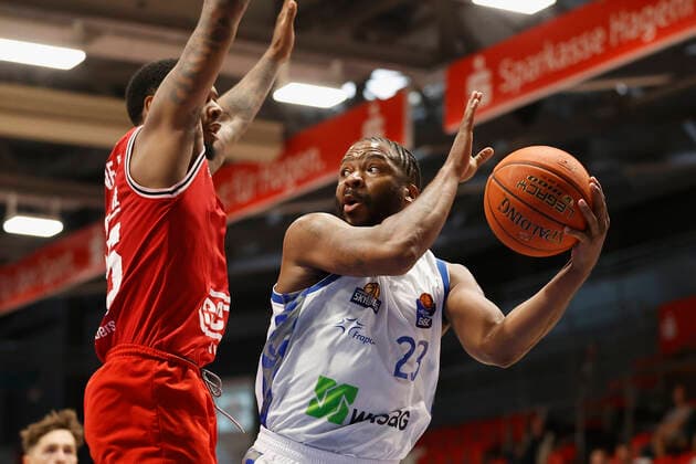 03.09.2021, Basketball, REWE Cup 2021, Vorrunde, Fraport Skyliners - JobStairs Giessen 46er, GER, Hagen, Krollmann Arena Bild: v. li. Phillip Darnell Fayne II (Giessen 46ers) und Quantez Robertson (Fraport Skyliners) DFL REGULATIONS PROHIBIT ANY USE OF PHOTOGRAPHS AS IMAGE SEQUENCES AND OR QUASI-VIDEO. Copyright: HMBxMedia xHeikoxBecker