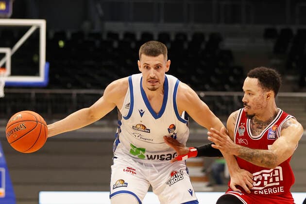 03.09.2021, Basketball, REWE Cup 2021, Vorrunde, Fraport Skyliners - JobStairs Giessen 46er, GER, Hagen, Krollmann Arena Bild: v. li. Lukas Wank (Fraport Skyliners) und Kyan Anderson (Giessen 46ers) DFL REGULATIONS PROHIBIT ANY USE OF PHOTOGRAPHS AS IMAGE SEQUENCES AND OR QUASI-VIDEO. Copyright: HMBxMedia xHeikoxBecker