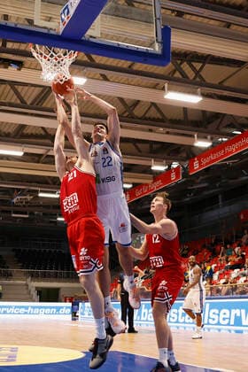 03.09.2021, Basketball, REWE Cup 2021, Vorrunde, Fraport Skyliners - JobStairs Giessen 46er, GER, Hagen, Krollmann Arena Bild: v. li. Florian Koch (Giessen 46ers) und Brooks DeBisschop (Fraport Skyliners) DFL REGULATIONS PROHIBIT ANY USE OF PHOTOGRAPHS AS IMAGE SEQUENCES AND OR QUASI-VIDEO. Copyright: HMBxMedia xHeikoxBecker