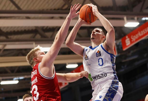 03.09.2021, Basketball, REWE Cup 2021, Vorrunde, Fraport Skyliners - JobStairs Giessen 46er, GER, Hagen, Krollmann Arena Bild: v. li. Johannes Lischka (Giessen 46ers) und Lukas Wank (Fraport Skyliners) DFL REGULATIONS PROHIBIT ANY USE OF PHOTOGRAPHS AS IMAGE SEQUENCES AND OR QUASI-VIDEO. Copyright: HMBxMedia xHeikoxBecker