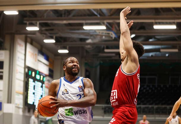 03.09.2021, Basketball, REWE Cup 2021, Vorrunde, Fraport Skyliners - JobStairs Giessen 46er, GER, Hagen, Krollmann Arena Bild: v. li. Quantez Robertson (Fraport Skyliners) und Maximilian Maalik Begue (Giessen 46ers) DFL REGULATIONS PROHIBIT ANY USE OF PHOTOGRAPHS AS IMAGE SEQUENCES AND OR QUASI-VIDEO. Copyright: HMBxMedia xHeikoxBecker