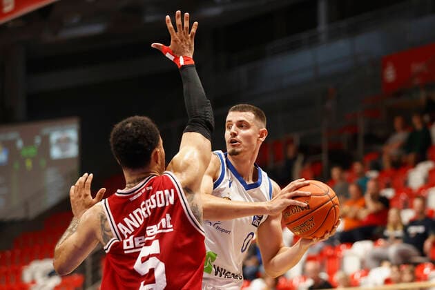 03.09.2021, Basketball, REWE Cup 2021, Vorrunde, Fraport Skyliners - JobStairs Giessen 46er, GER, Hagen, Krollmann Arena Bild: v. li. Kyan Anderson (Giessen 46ers) und Lukas Wank (Fraport Skyliners) DFL REGULATIONS PROHIBIT ANY USE OF PHOTOGRAPHS AS IMAGE SEQUENCES AND OR QUASI-VIDEO. Copyright: HMBxMedia xHeikoxBecker