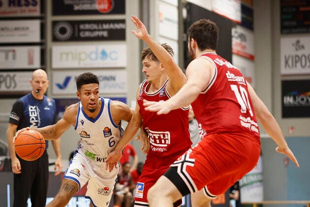 03.09.2021, Basketball, REWE Cup 2021, Vorrunde, Fraport Skyliners - JobStairs Giessen 46er, GER, Hagen, Krollmann Arena Bild: v. li. Len Adam Schoormann (Fraport Skyliners), Dennis Daniel Nawrocki (Giessen 46ers) und Tim Uhlemann (Giessen 46ers) DFL REGULATIONS PROHIBIT ANY USE OF PHOTOGRAPHS AS IMAGE SEQUENCES AND OR QUASI-VIDEO. Copyright: HMBxMedia xHeikoxBecker