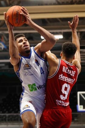 03.09.2021, Basketball, REWE Cup 2021, Vorrunde, Fraport Skyliners - JobStairs Giessen 46er, GER, Hagen, Krollmann Arena Bild: v. li. Jordan Samare (Fraport Skyliners) und Maximilian Maalik Begue (Giessen 46ers) DFL REGULATIONS PROHIBIT ANY USE OF PHOTOGRAPHS AS IMAGE SEQUENCES AND OR QUASI-VIDEO. Copyright: HMBxMedia xHeikoxBecker