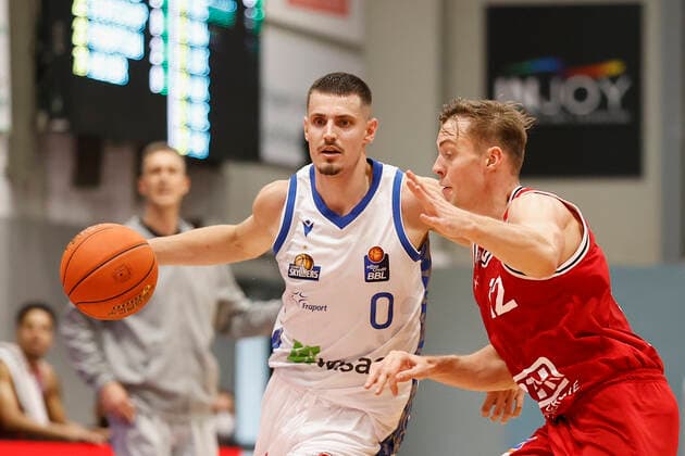 03.09.2021, Basketball, REWE Cup 2021, Vorrunde, Fraport Skyliners - JobStairs Giessen 46er, GER, Hagen, Krollmann Arena Bild: v. li. Lukas Wank (Fraport Skyliners) und Kilian Matthias Binapfl (Giessen 46ers) DFL REGULATIONS PROHIBIT ANY USE OF PHOTOGRAPHS AS IMAGE SEQUENCES AND OR QUASI-VIDEO. Copyright: HMBxMedia xHeikoxBecker