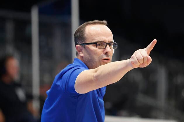 03.09.2021, Basketball, REWE Cup 2021, Vorrunde, Fraport Skyliners - JobStairs Giessen 46er, GER, Hagen, Krollmann Arena Bild: v. li. Trainer Diego Ocampo (Fraport Skyliners) DFL REGULATIONS PROHIBIT ANY USE OF PHOTOGRAPHS AS IMAGE SEQUENCES AND OR QUASI-VIDEO. Copyright: HMBxMedia xHeikoxBecker