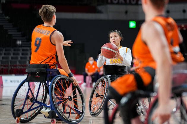 (210904) -- TOKYO, Sept. 4, 2021 -- Zhang Tonglei (C) of China competes during the wheelchair basketball women s final between China and the Netherlands at the Tokyo 2020 Paralympic Games in Tokyo, Japan, Sept. 4, 2021. ) (TOKYO2020)JAPAN-TOKYO-PARALYMPICS-WHEELCHAIR BASKETBALL-WOMEN-FINAL ZhuxWei 