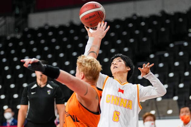 (210904) -- TOKYO, Sept. 4, 2021 -- Zhang Xuemei (R) of China shoots during the wheelchair basketball women s final between China and the Netherlands at the Tokyo 2020 Paralympic Games in Tokyo, Japan, Sept. 4, 2021. ) (TOKYO2020)JAPAN-TOKYO-PARALYMPICS-WHEELCHAIR BASKETBALL-WOMEN-FINAL ZhuxWei 