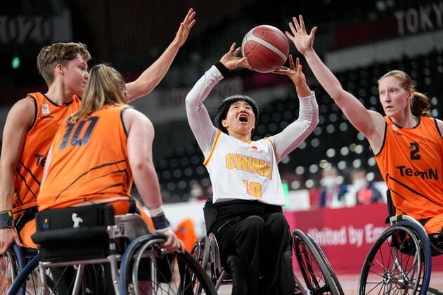(210904) -- TOKYO, Sept. 4, 2021 -- Huang Xiaolian (2nd R) of China shoots during the wheelchair basketball women s final between China and the Netherlands at the Tokyo 2020 Paralympic Games in Tokyo, Japan, Sept. 4, 2021. ) (TOKYO2020)JAPAN-TOKYO-PARALYMPICS-WHEELCHAIR BASKETBALL-WOMEN-FINAL ZhuxWei 