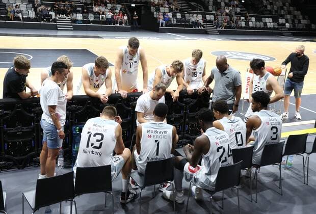 04.09.2021 - Basketball - Saison 2021 2022 - EMS Cup - Vorrunde: Nürnberg Falcons Basketball Club NBC - MHP RIESEN Ludwigsburg - DaMa - Vytautas Buzas ( Trainer Headcoach Nürnberg Falcons BC NBC ) gibt Anweisungen an Mannschaft Team