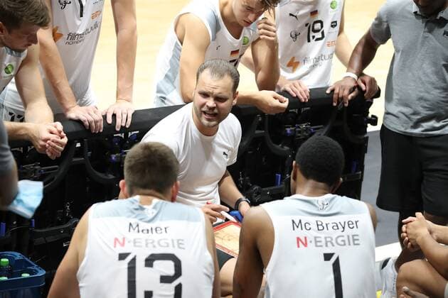 04.09.2021 - Basketball - Saison 2021 2022 - EMS Cup - Vorrunde: Nürnberg Falcons Basketball Club NBC - MHP RIESEN Ludwigsburg - DaMa - Vytautas Buzas ( Trainer Headcoach Nürnberg Falcons BC NBC ) gibt Anweisungen an Mannschaft Team