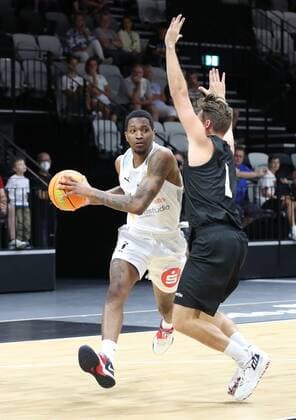 04.09.2021 - Basketball - Saison 2021 2022 - EMS Cup - Vorrunde: Nürnberg Falcons Basketball Club NBC - MHP RIESEN Ludwigsburg - DaMa - Dupree Mc Brayer (1, Nürnberg Falcons BC NBC ) Jordan Hulls (1, MHP Riesen Ludwigsburg )