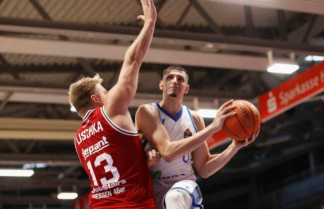 04.09.2021, Basketball, REWE Cup 2021, Vorrunde, Fraport Skyliners - JobStairs Giessen 46er, GER, Hagen, Krollmann Arena Bild: v. li. Johannes Lischka (Giessen 46ers) und Lukas Wank (Fraport Skyliners) DFL REGULATIONS PROHIBIT ANY USE OF PHOTOGRAPHS AS IMAGE SEQUENCES AND OR QUASI-VIDEO. Copyright: HMBxMedia xHeikoxBecker