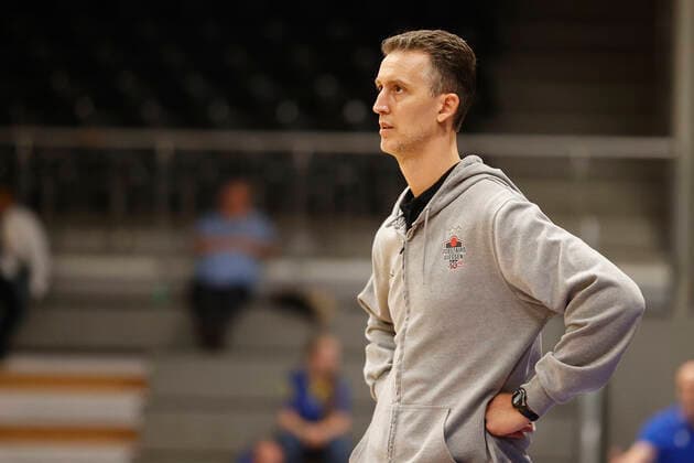 04.09.2021, Basketball, REWE Cup 2021, Vorrunde, Fraport Skyliners - JobStairs Giessen 46er, GER, Hagen, Krollmann Arena Bild: v. li. Trainer Pete Strobl (Giessen 46ers) DFL REGULATIONS PROHIBIT ANY USE OF PHOTOGRAPHS AS IMAGE SEQUENCES AND OR QUASI-VIDEO. Copyright: HMBxMedia xHeikoxBecker