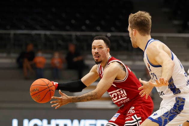 04.09.2021, Basketball, REWE Cup 2021, Vorrunde, Fraport Skyliners - JobStairs Giessen 46er, GER, Hagen, Krollmann Arena Bild: v. li. Kyan Anderson (Giessen 46ers) und Felix Hecker (Fraport Skyliners) DFL REGULATIONS PROHIBIT ANY USE OF PHOTOGRAPHS AS IMAGE SEQUENCES AND OR QUASI-VIDEO. Copyright: HMBxMedia xHeikoxBecker