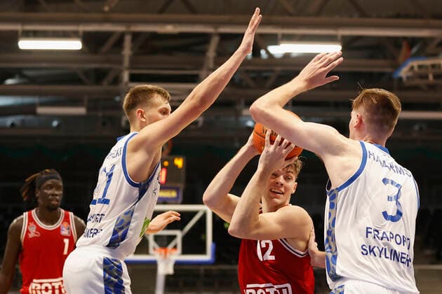04.09.2021, Basketball, REWE Cup 2021, Vorrunde, Fraport Skyliners - JobStairs Giessen 46er, GER, Hagen, Krollmann Arena Bild: v. li. Lorenz Brenneke (Fraport Skyliners), Kilian Matthias Binapfl (Giessen 46ers) und Matt Haarms (Fraport Skyliners) DFL REGULATIONS PROHIBIT ANY USE OF PHOTOGRAPHS AS IMAGE SEQUENCES AND OR QUASI-VIDEO. Copyright: HMBxMedia xHeikoxBecker