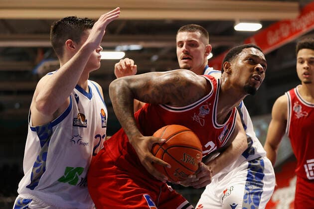 04.09.2021, Basketball, REWE Cup 2021, Vorrunde, Fraport Skyliners - JobStairs Giessen 46er, GER, Hagen, Krollmann Arena Bild: v. li. Brooks DeBisschop (Fraport Skyliners), Phillip Darnell Fayne II (Giessen 46ers) und Lukas Wank (Fraport Skyliners) DFL REGULATIONS PROHIBIT ANY USE OF PHOTOGRAPHS AS IMAGE SEQUENCES AND OR QUASI-VIDEO. Copyright: HMBxMedia xHeikoxBecker