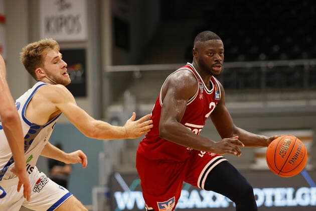 04.09.2021, Basketball, REWE Cup 2021, Vorrunde, Fraport Skyliners - JobStairs Giessen 46er, GER, Hagen, Krollmann Arena Bild: v. li. Felix Hecker (Fraport Skyliners) und Rawle Alkins (Giessen 46ers) DFL REGULATIONS PROHIBIT ANY USE OF PHOTOGRAPHS AS IMAGE SEQUENCES AND OR QUASI-VIDEO. Copyright: HMBxMedia xHeikoxBecker