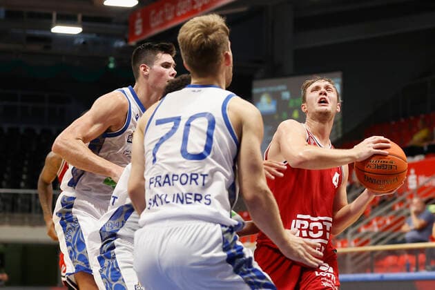 04.09.2021, Basketball, REWE Cup 2021, Vorrunde, Fraport Skyliners - JobStairs Giessen 46er, GER, Hagen, Krollmann Arena Bild: v. li. Lukas Wank (Fraport Skyliners), Len Adam Schoormann (Fraport Skyliners), Felix Hecker (Fraport Skyliners) und Bjarne Kraushaar (Giessen 46ers) DFL REGULATIONS PROHIBIT ANY USE OF PHOTOGRAPHS AS IMAGE SEQUENCES AND OR QUASI-VIDEO. Copyright: HMBxMedia xHeikoxBecker