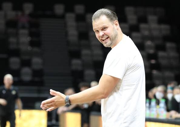 04.09.2021 - Basketball - Saison 2021 2022 - EMS Cup - Vorrunde: Nürnberg Falcons Basketball Club NBC - MHP RIESEN Ludwigsburg - DaMa - Vytautas Buzas ( Trainer Headcoach Nürnberg Falcons BC NBC ) zeigt an gestikuliert dirigiert gibt Anweisungen