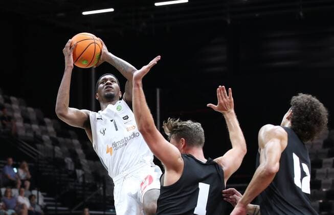 04.09.2021 - Basketball - Saison 2021 2022 - EMS Cup - Vorrunde: Nürnberg Falcons Basketball Club NBC - MHP RIESEN Ludwigsburg - DaMa - Dupree Mc Brayer (1, Nürnberg Falcons BC NBC ) Jordan Hulls (1, MHP Riesen Ludwigsburg ) Jonah Radebaugh (12, MHP Riesen Ludwigsburg )