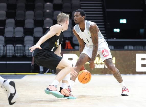04.09.2021 - Basketball - Saison 2021 2022 - EMS Cup - Vorrunde: Nürnberg Falcons Basketball Club NBC - MHP RIESEN Ludwigsburg - DaMa - Johannes Patrick (6, MHP Riesen Ludwigsburg ) Dupree Mc Brayer (1, Nürnberg Falcons BC NBC )