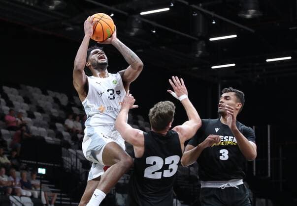 04.09.2021 - Basketball - Saison 2021 2022 - EMS Cup - Vorrunde: Nürnberg Falcons Basketball Club NBC - MHP RIESEN Ludwigsburg - DaMa - Antonio Lee A.J. AJ Davis Jr. (3, Nürnberg Falcons BC NBC ) David Walker (23, MHP Riesen Ludwigsburg ) Oscar da Silva (3, MHP Riesen Ludwigsburg )