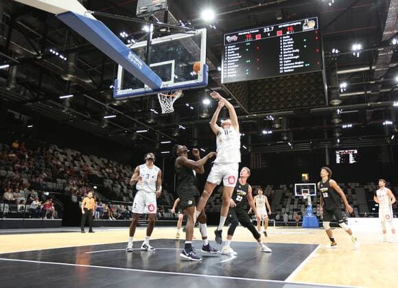 04.09.2021 - Basketball - Saison 2021 2022 - EMS Cup - Vorrunde: Nürnberg Falcons Basketball Club NBC - MHP RIESEN Ludwigsburg - DaMa - Benedikt Maukner (11, Nürnberg Falcons BC NBC ) im Angriff