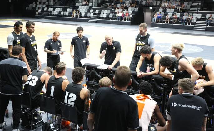 04.09.2021 - Basketball - Saison 2021 2022 - EMS Cup - Vorrunde: Nürnberg Falcons Basketball Club NBC - MHP RIESEN Ludwigsburg - DaMa - John Patrick ( Trainer Headcoach MHP Riesen Ludwigsburg ) gibt Anweisungen