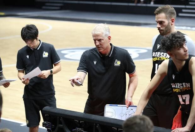 04.09.2021 - Basketball - Saison 2021 2022 - EMS Cup - Vorrunde: Nürnberg Falcons Basketball Club NBC - MHP RIESEN Ludwigsburg - DaMa - John Patrick ( Trainer Headcoach MHP Riesen Ludwigsburg ) gibt Anweisungen in Auszeit