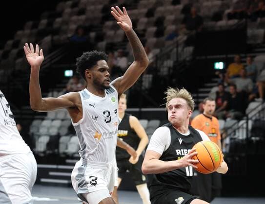 04.09.2021 - Basketball - Saison 2021 2022 - EMS Cup - Vorrunde: Nürnberg Falcons Basketball Club NBC - MHP RIESEN Ludwigsburg - DaMa - Antonio Lee A.J. AJ Davis Jr. (3, Nürnberg Falcons BC NBC ) Lukas Herzog (11, MHP Riesen Ludwigsburg )