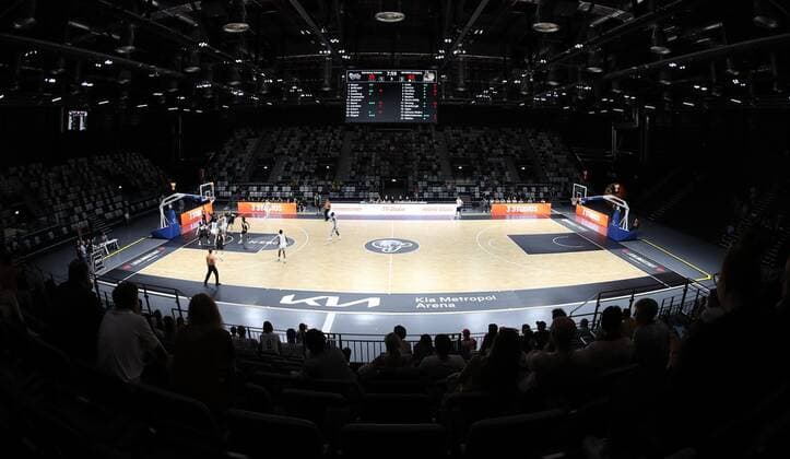 04.09.2021 - Basketball - Saison 2021 2022 - EMS Cup - Vorrunde: Nürnberg Falcons Basketball Club NBC - MHP RIESEN Ludwigsburg - DaMa - Symbolbild Symbolfoto Feature Impression - Hallenbild Hallenpanorama Panorama Halle Arena Basketballfeld beleuchtet - Kia-Metropol-Arena