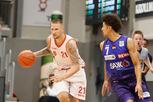 04.09.2021, Basketball, REWE Cup 2021, Vorrunde, Phoenix Hagen - s.Oliver Wuerzburg, GER, Hagen, Krollmann Arena Bild: v. li. Aigars Skele (s.Oliver Wuerzburg) und Paul Giese (Phoenix Hagen) DFL REGULATIONS PROHIBIT ANY USE OF PHOTOGRAPHS AS IMAGE SEQUENCES AND OR QUASI-VIDEO. Copyright: HMBxMedia xHeikoxBecker