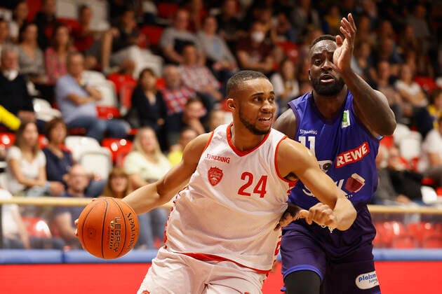 04.09.2021, Basketball, REWE Cup 2021, Vorrunde, Phoenix Hagen - s.Oliver Wuerzburg, GER, Hagen, Krollmann Arena Bild: v. li. Cameron Hunt (s.Oliver Wuerzburg) und Obie Trotter (Phoenix Hagen) DFL REGULATIONS PROHIBIT ANY USE OF PHOTOGRAPHS AS IMAGE SEQUENCES AND OR QUASI-VIDEO. Copyright: HMBxMedia xHeikoxBecker