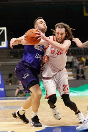 04.09.2021, Basketball, REWE Cup 2021, Vorrunde, Phoenix Hagen - s.Oliver Wuerzburg, GER, Hagen, Krollmann Arena Bild: v. li. Dominik Spohr (Phoenix Hagen) und Craig Moller (s.Oliver Wuerzburg) DFL REGULATIONS PROHIBIT ANY USE OF PHOTOGRAPHS AS IMAGE SEQUENCES AND OR QUASI-VIDEO. Copyright: HMBxMedia xHeikoxBecker